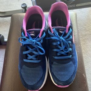 Skechers sneaker athletic shoes has arch support